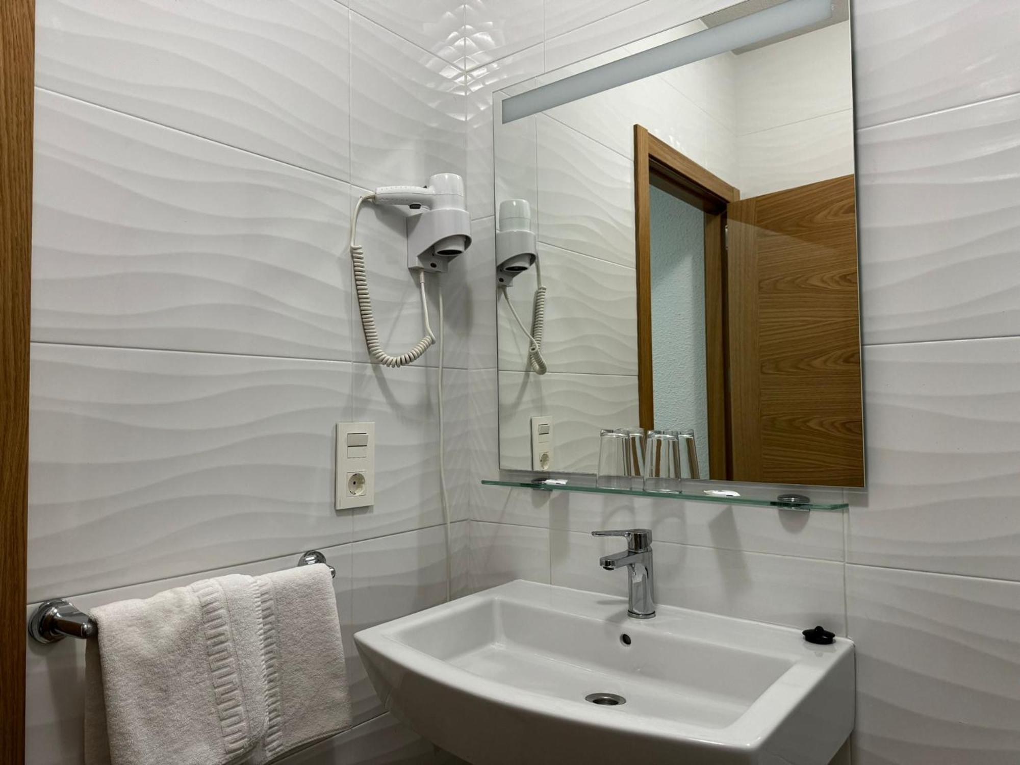 Hostal Aribel Longinos Серседилья Экстерьер фото